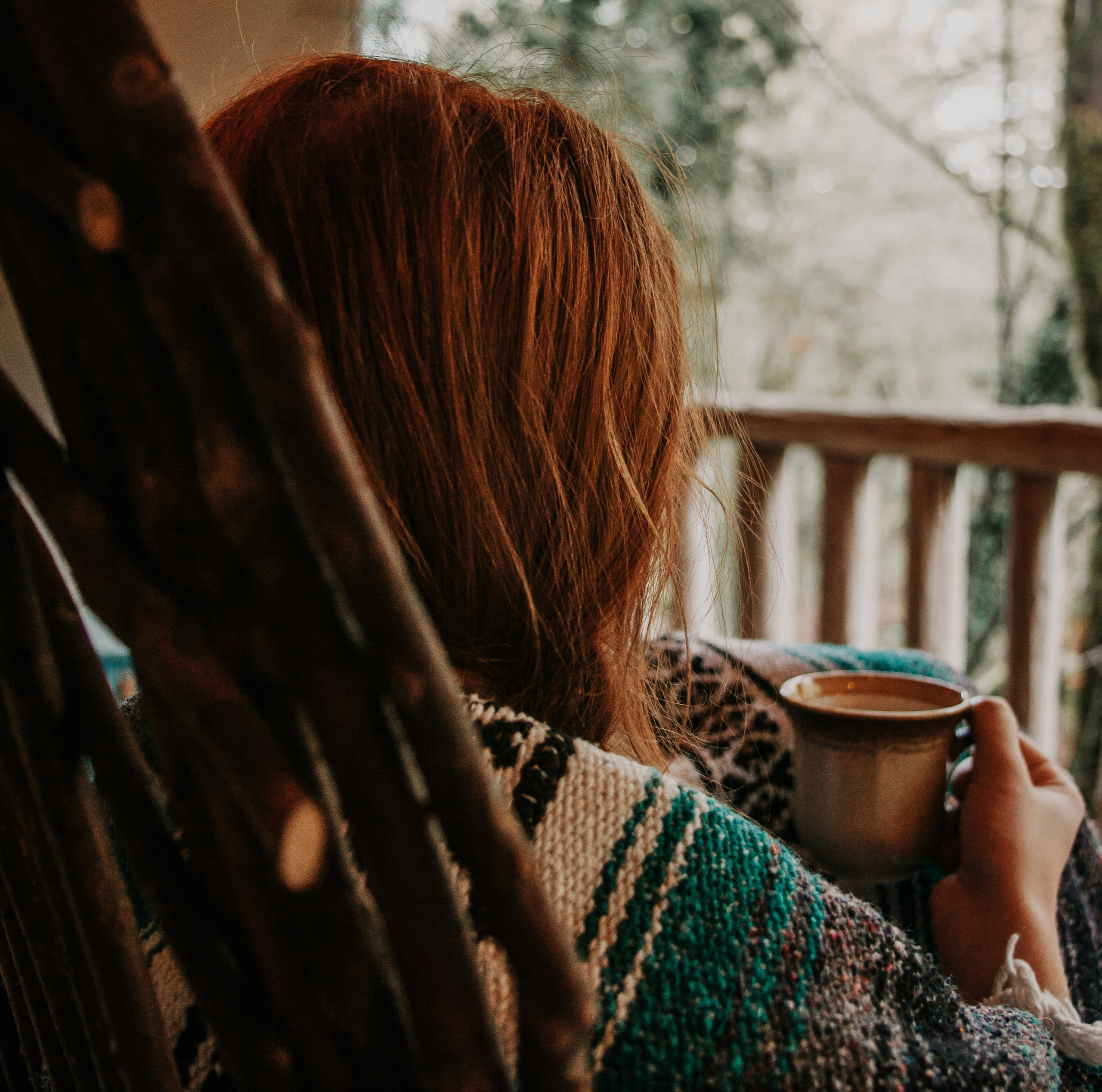 Person lehnt sich entspannt zurück
